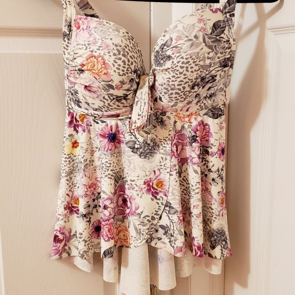 Torrid White Floral Tie-Front Wireless Tankini Top